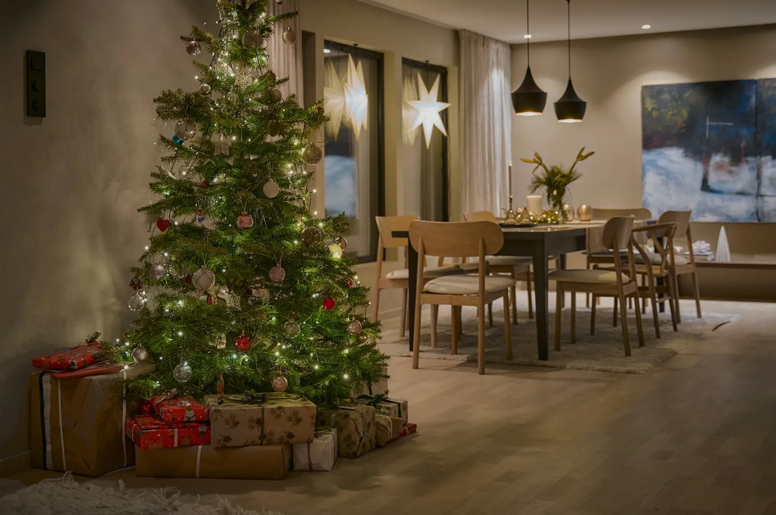 A decorated Christmas tree with wrapped presents underneath